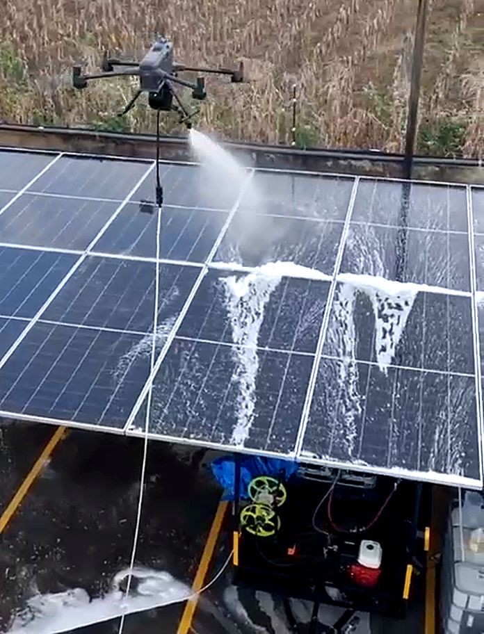 Dron aplicando espuma sobre paneles solares