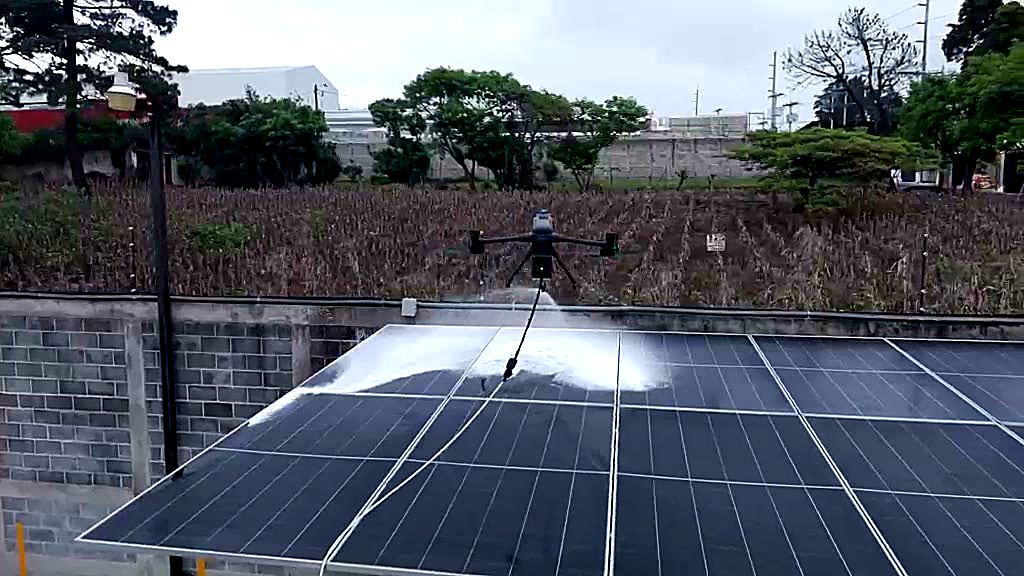 Dron de VERTIKA trabajando sobre una estructura de paneles