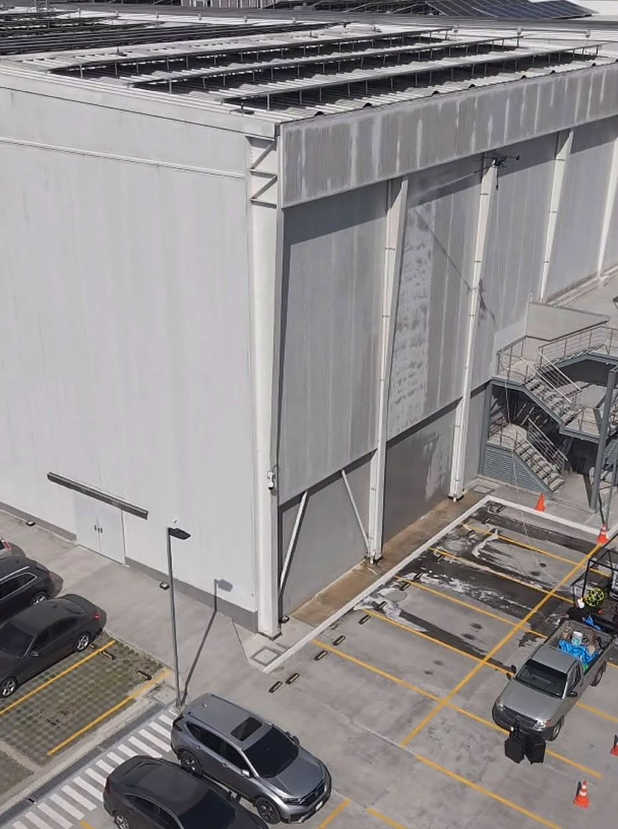 Galera industrial vista desde el dron durante la evaluación del trabajo