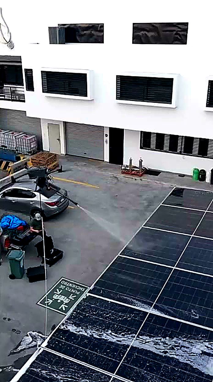 Equipo de VERTIKA operando desde tierra mientras el dron limpia paneles