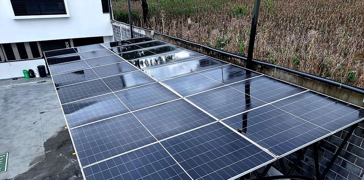 Paneles solares recién lavados por VERTIKA
