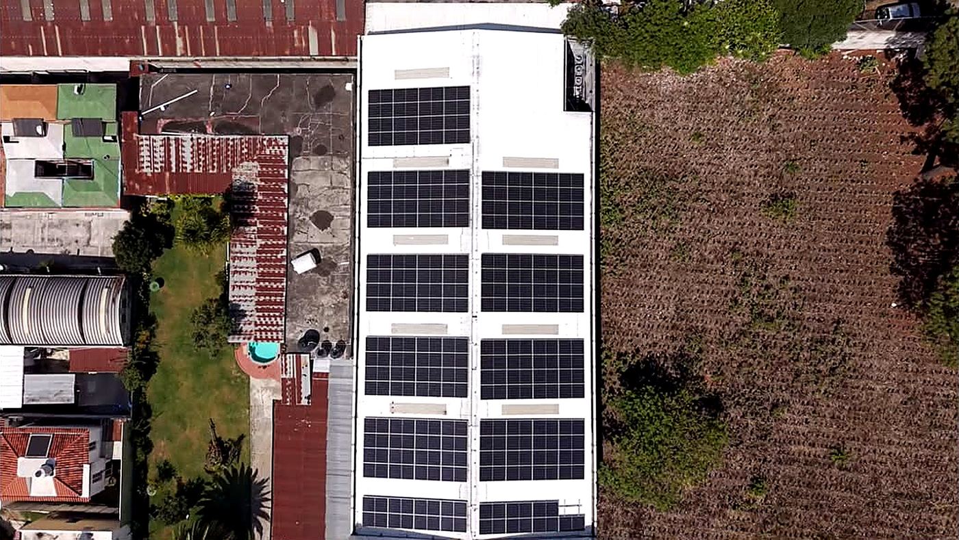 Vista aérea del techo de una galera con paneles solares